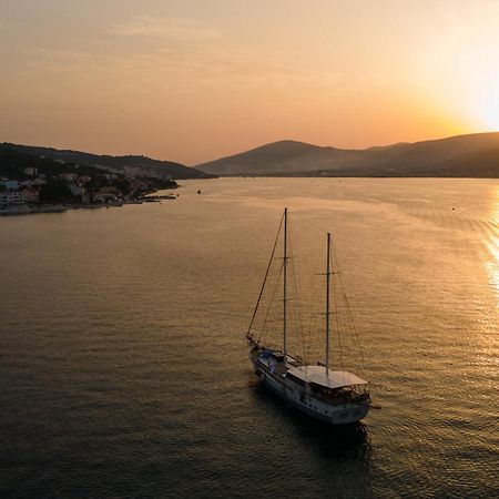 Apartments By The Sea Arbanija, Ciovo - 18661 Trogir Exterior photo